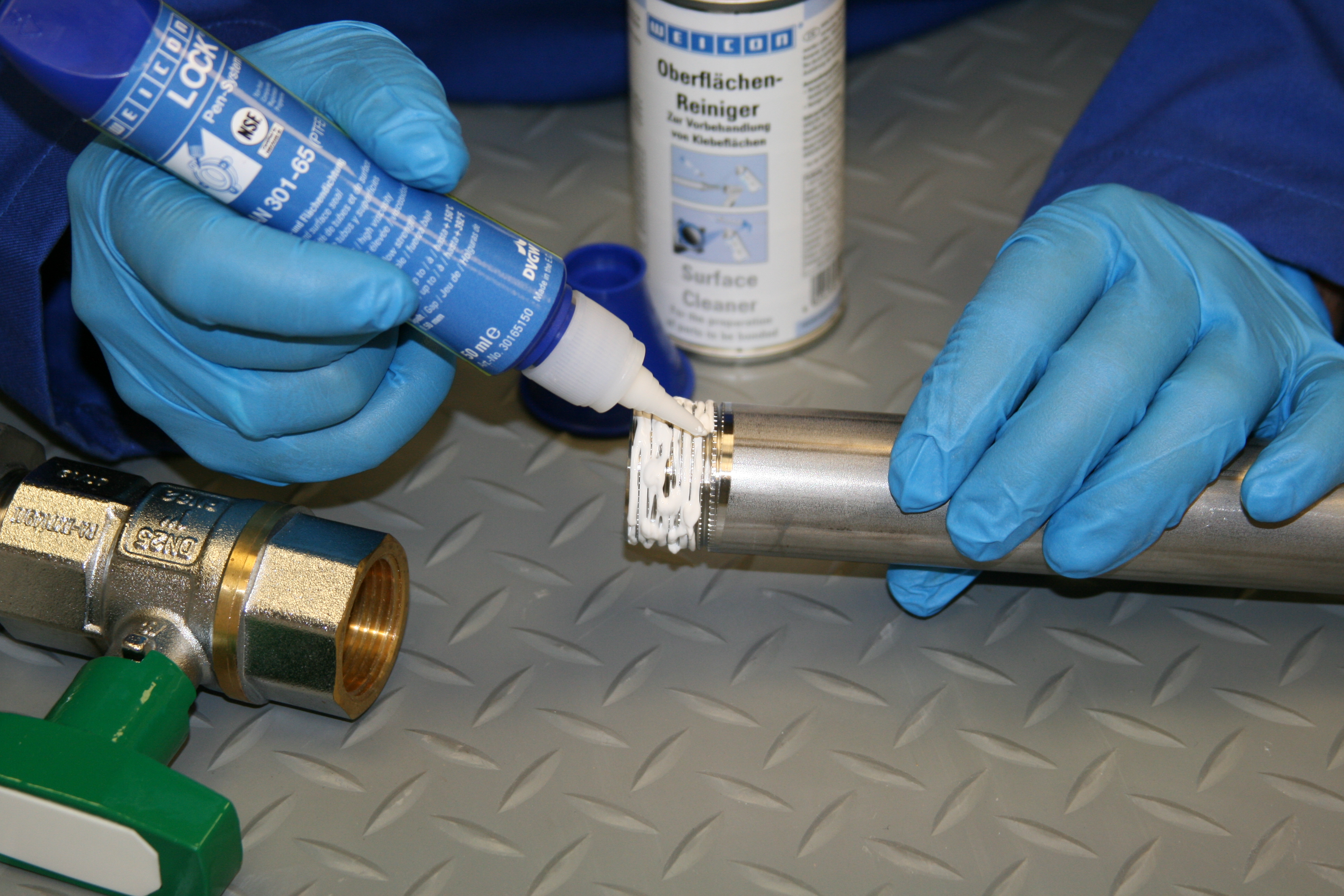 WEICONLOCK® AN 301-65 | s PTFE, střední pevnost, se schválením pro pitnou vodu