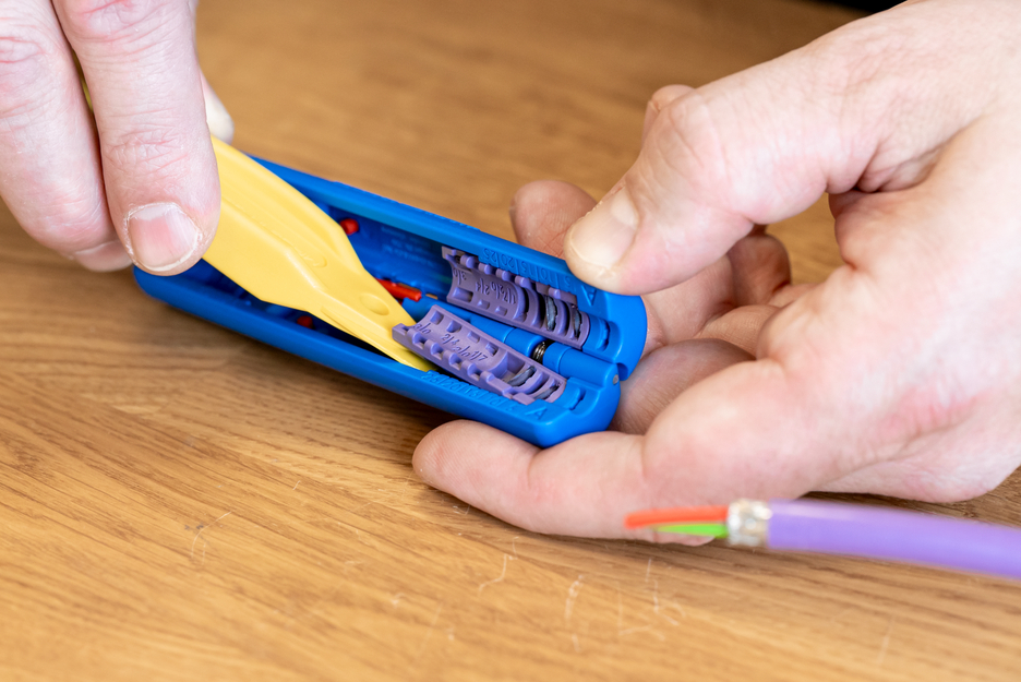 Profibus kabelové kleště No. 2 | Stripping tool for e.g. shielded Profibus data cables