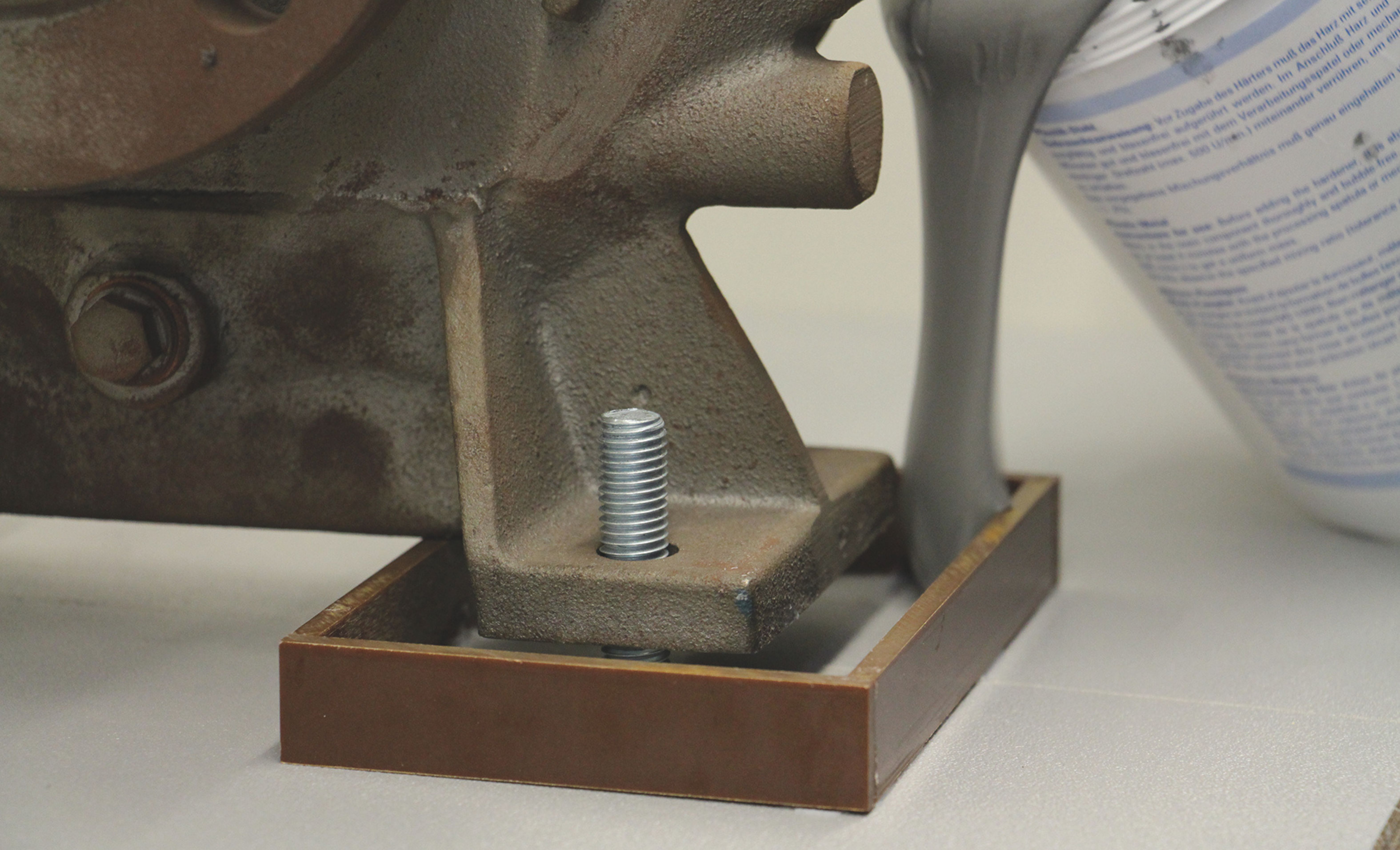 Tmel se nalévá do podstavce