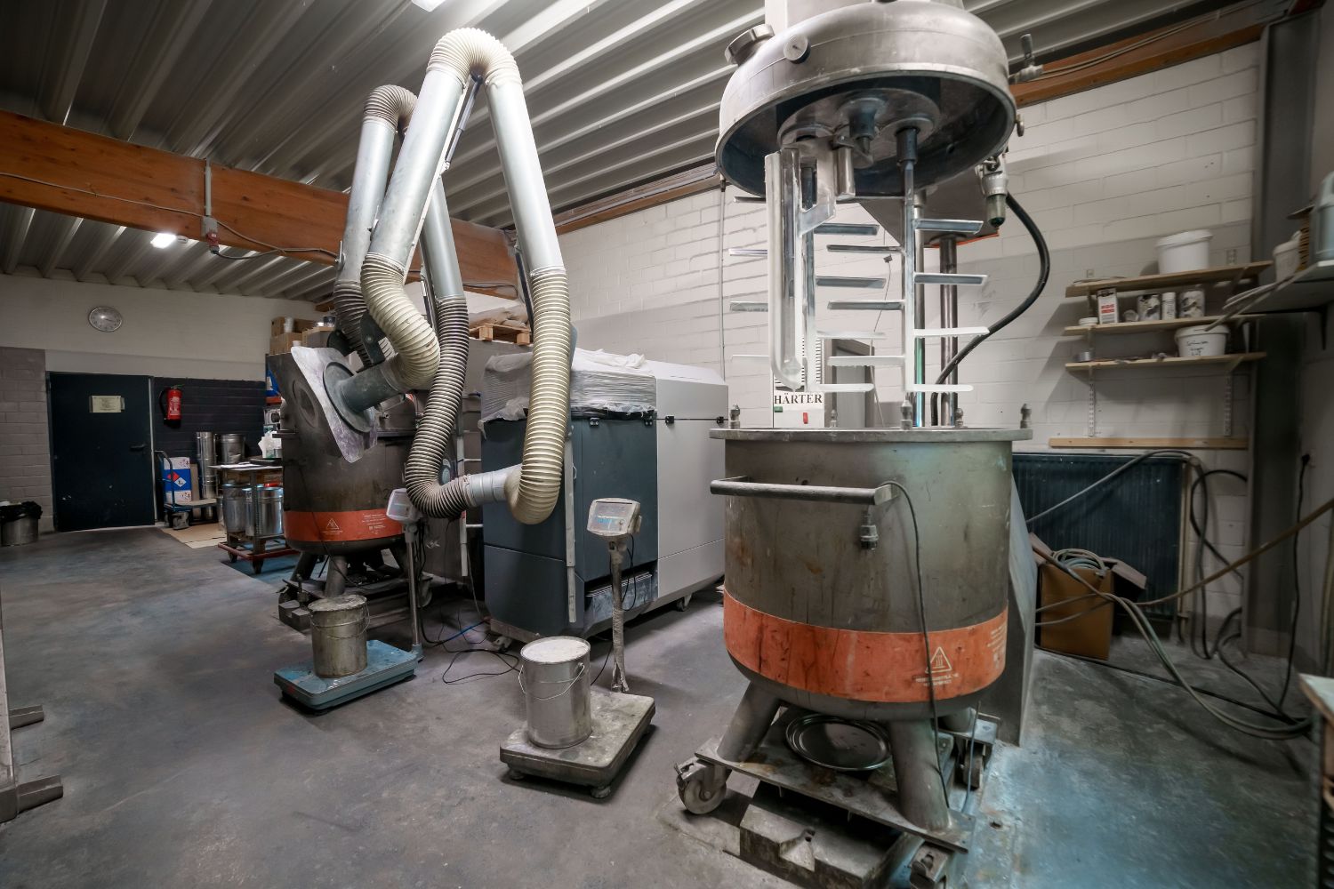 Velké stroje v místnosti