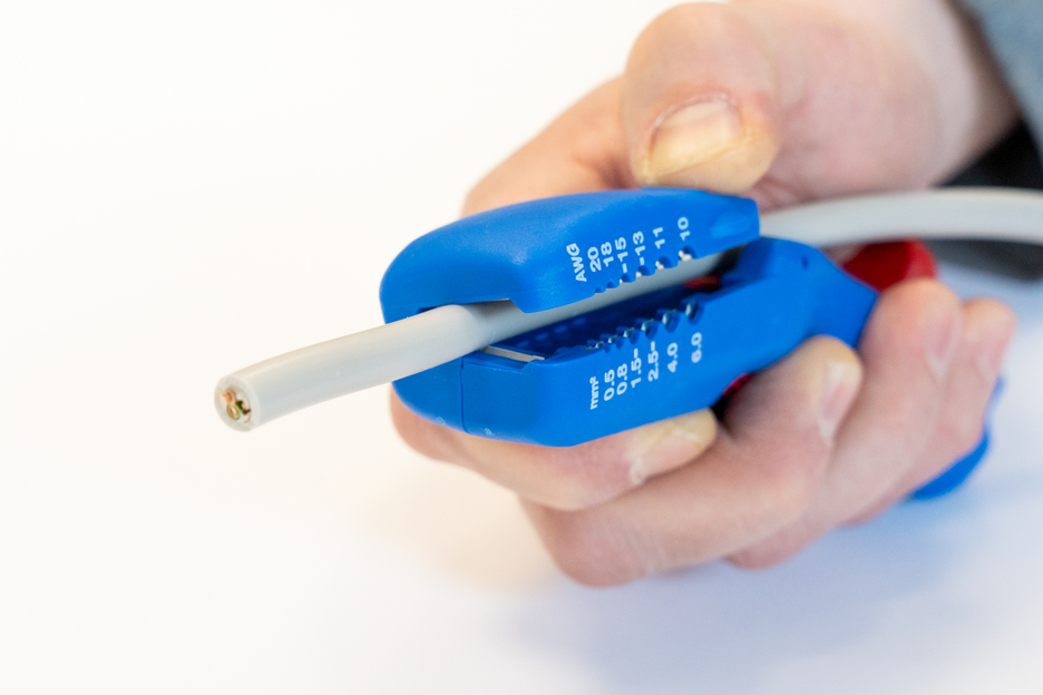 Odizolovač plochých a kulatých kabelů | Pro všechny standardní ploché kabely do šířky 18 mm a všechny standardní kulaté kabely o průměru 6-13 mm.