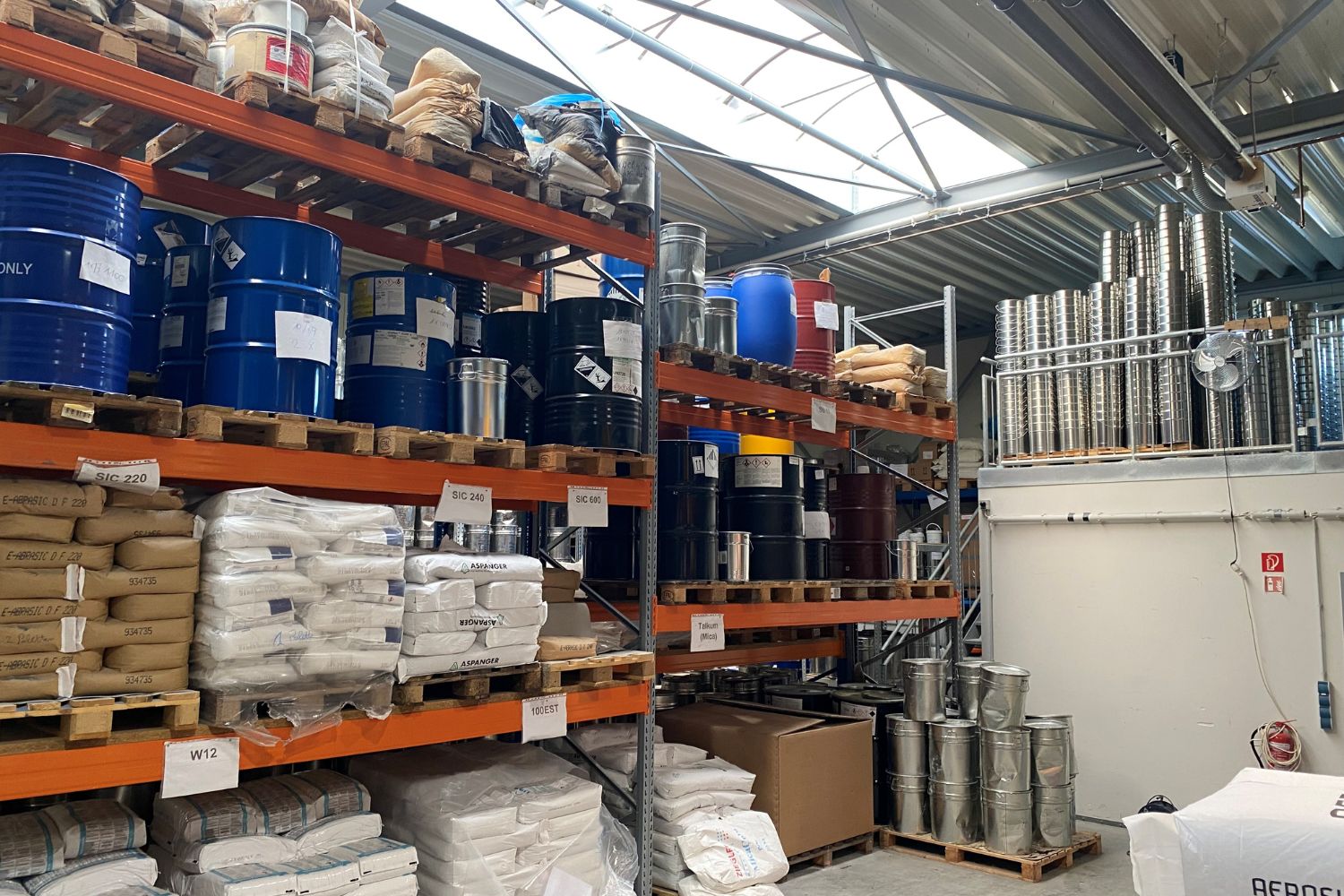 Sklad velkých kanystrů