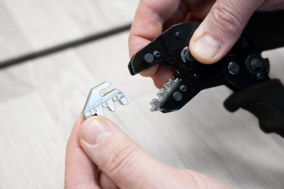 Krimpovací kleště MC4 | pro krimpování konektorů MC4 ve fotovoltaických systémech (2,5, 4 a 6 mm², AWG 14-10)