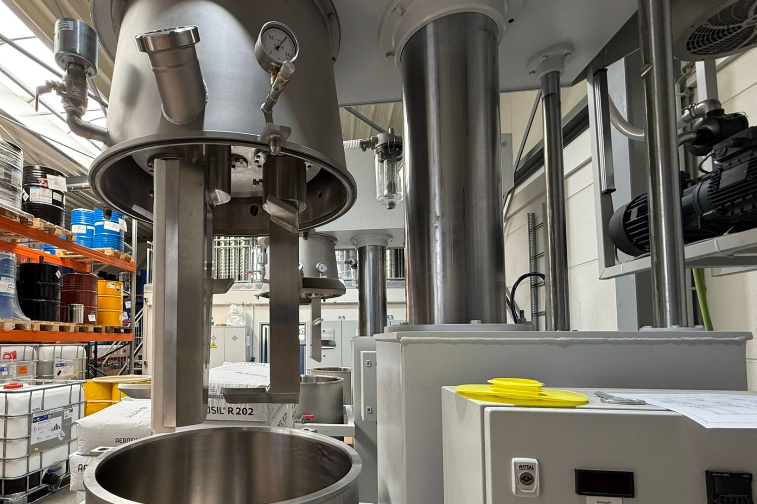 Velké stroje v místnosti