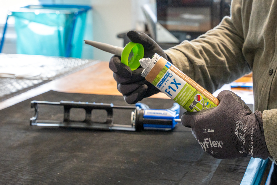 WEICON Green Tube Flex 310 M F1X | Lepidlo a těsnění na bázi MS polymerů s velmi vysokou počáteční přilnavostí, odolný vůči teplotám do 180 °C.