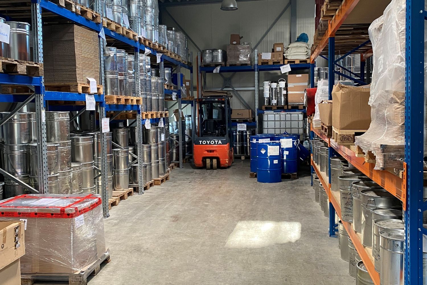 Sklad velkých kanystrů