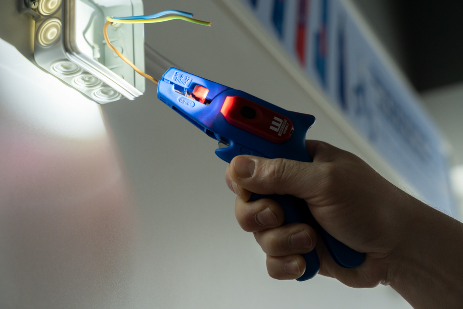 Odizolovací kleště No. 5 sada LED  | Dvoudílná sada odizolovacích kleští a pracovního LED světla