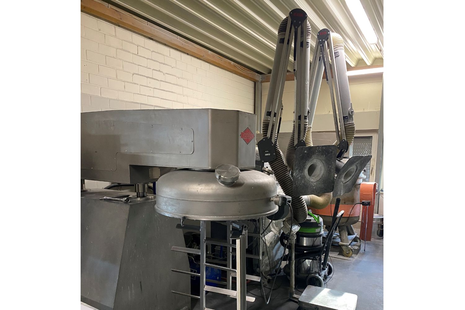 Velký stroj v místnosti