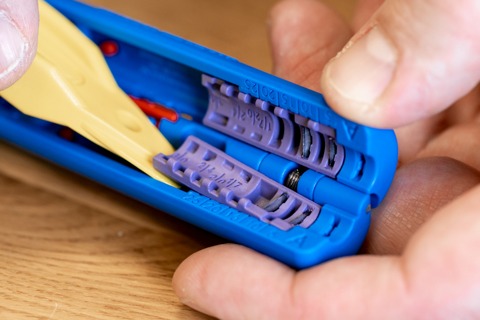 Profibus kabelové kleště No. 2 | Stripping tool for e.g. shielded Profibus data cables