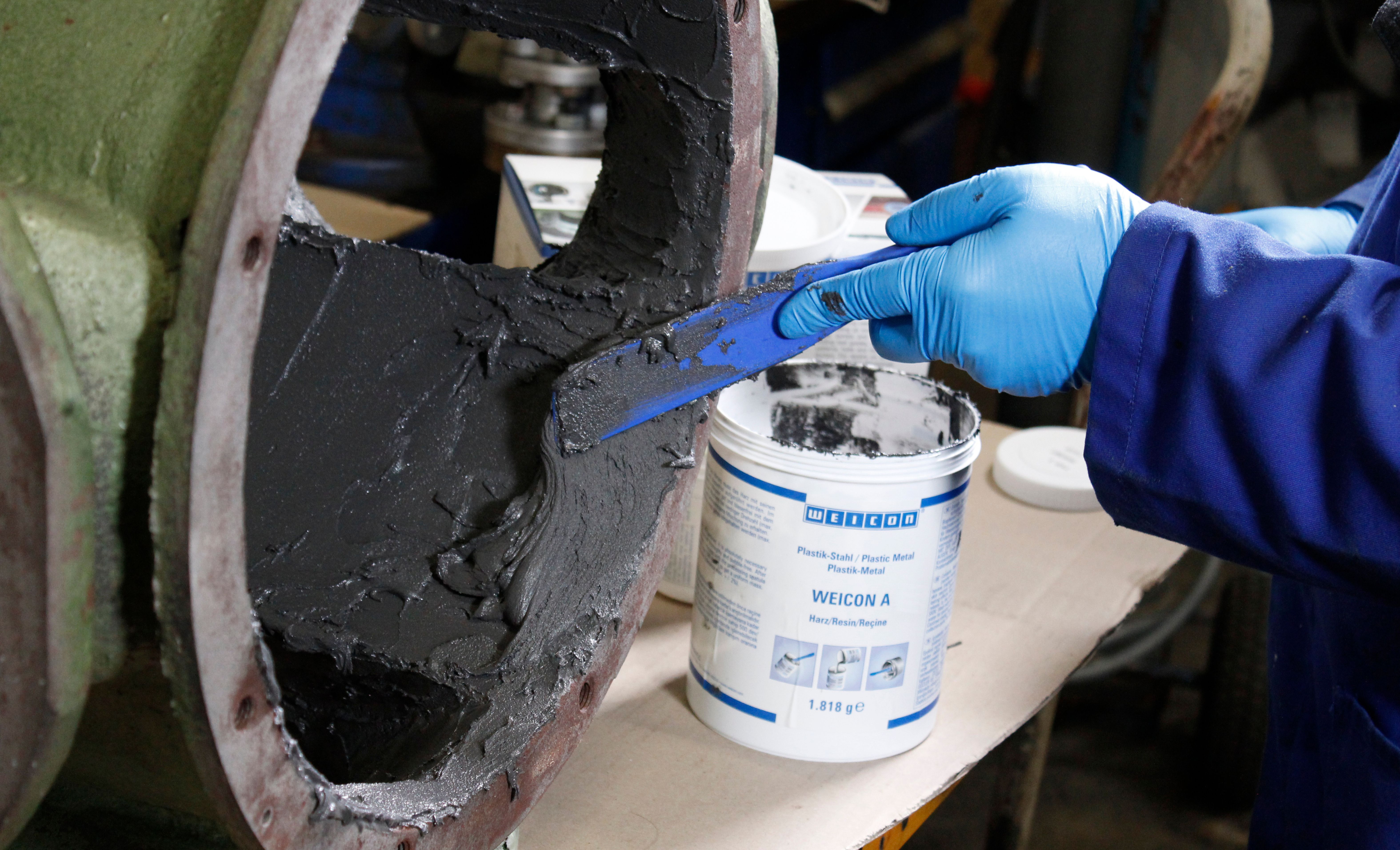 Opravná hmota se nanáší do pumpy