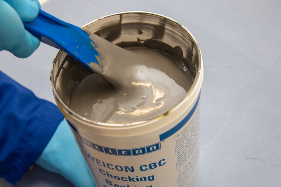 WEICON CBC | systém epoxidové pryskyřice plněný hliníkem pro odlévání a kompenzaci mezer, certifikován ABS