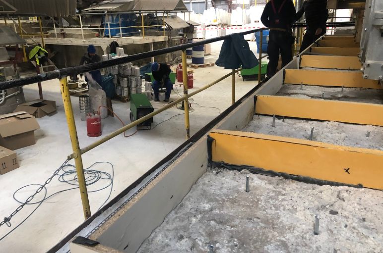 Podlahová deska je připravena pomocí dřevěných trámů