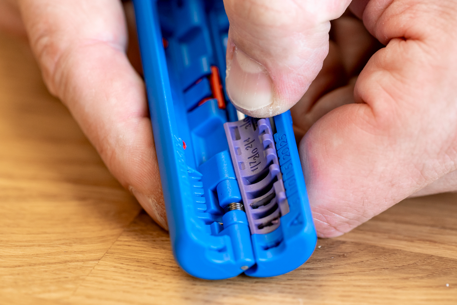 Profibus kabelové kleště No. 2 | Stripping tool for e.g. shielded Profibus data cables